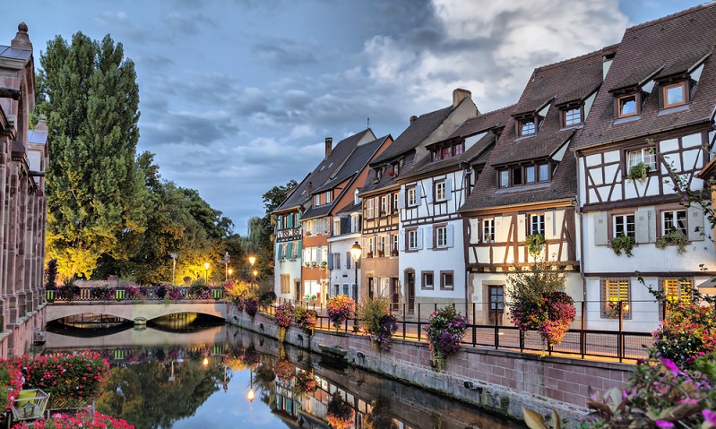 In den Regionen des Elsass und der Atlantikküste zum Beispiel, wo das Touristenaufkommen besonders hoch ist, sind lange, ausgedehnte Radwege entstanden, auf denen man ewig entspannt vor sich hin radeln kann und das ohne Autos und zu große Steigungen. Auf diesen Radwegen in Frankreich kann man ohne Hektik die schöne Umgebung genießen.(#01)