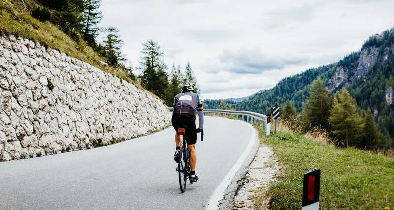 Muskelkater nach dem Radfahren ist eine unangenehme Sache. Die Schmerzen zeigen sich in den Beinen, in den Armen und Schultern. ( Foto: Adobe Stock-nokturnal )