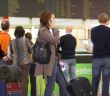 Flughafen Passagiere warten Tafel (Foto: Adobe Stock - Franz Pfluegl)