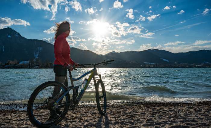 Mit dem Bike den Tegernsee entdecken? An der Weißach führt ein mittelschwerer Trail entlang, der eine Länge von knapp 47 km aufweist und in Höhen von bis zu 580 m führt.  ( Foto: Adobe Stock - Otto )