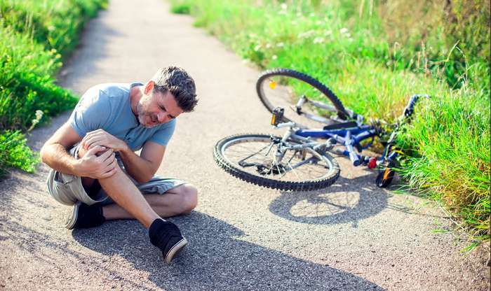 Wer also Wasser im Knie nach Fahrradfahren, Joggen oder einer anderen Sportart feststellt, sollte dem Gelenk nun Ruhe gönnen. ( Foto: Adobe Stock - Andrey Popov_) 