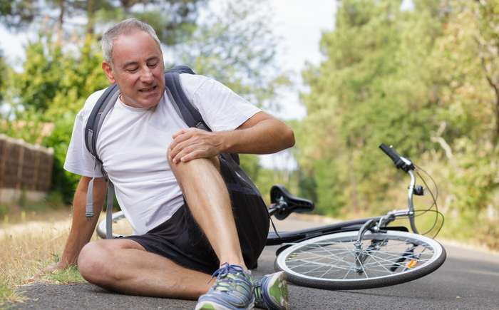 Wer Wasser im Knie beim Fahrradfahren, Joggen oder anderen belastenden Sportarten feststellt, bemerkt oft nicht nur eine Schwellung, sondern auch Schmerzen. ( Foto: Adobe Stock -   auremar_)