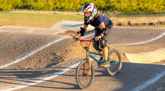 Es gibt viele Menschen, die keinen normalen Sport ausüben wollen: Sie werden beim BMX Freestyle glücklich. (Foto: Adobe Stock- M.studio)