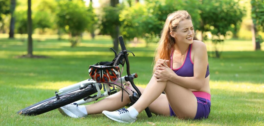 Schmerzen nach Fahrradfahren: Frau hat immer Probleme nach der Radtour ( Foto: Adobe Stock-Pixel-Shot )