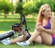 Schmerzen nach Fahrradfahren: Frau hat immer Probleme nach der Radtour ( Foto: Adobe Stock-Pixel-Shot )