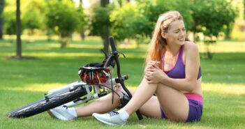 Schmerzen nach Fahrradfahren: Frau hat immer Probleme nach der Radtour ( Foto: Adobe Stock-Pixel-Shot )
