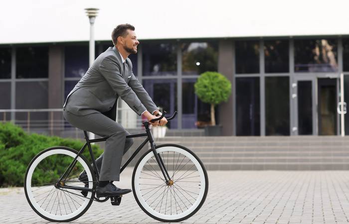 Wie das Dienstrad steuerlich bewertet wird, richtet sich danach, ob eine Gehaltsumwandlung vereinbart worden ist oder ob das Bike zusätzlich zum geschuldeten Lohn zur Verfügung gestellt wird.  (Foto: AdobeStock - 455844999 Pixel-Shot) 