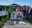 Sprühaktion wirbt für Rücksichtnahme im Verkehr (Foto: Sprühaktion wirbt für gegenseitige Rücksichtnahme im Straßenverkehr(Westfälisch Lippischer Landwirtschaftsverband e.V.))