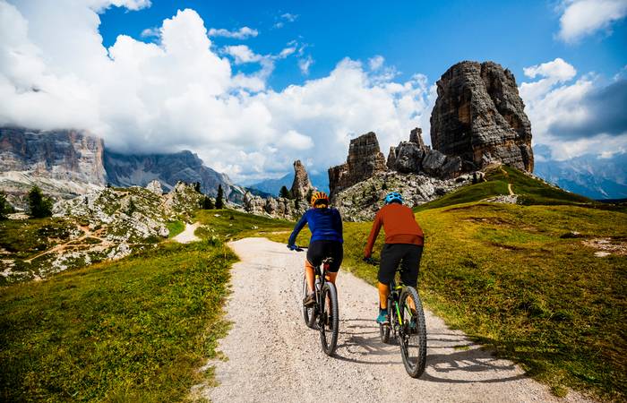 Das Bike ist für sowohl für die Straße als auch für Geländetouren konzipiert, macht hügelige Strecken ebenso mit wie Matschtouren, die sich mit glattem Asphalt abwechseln. (Foto: AdobeStock - 589891166 Gorilla)