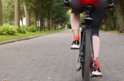 Richtig sitzen: Die Wahl des passenden Fahrradsattels verbessert den (Foto: AdobeStock 540150293 New Africa)