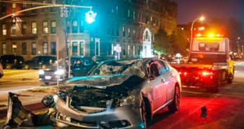 Site vorschlagen: Erste Schritte bei einem Verkehrsunfall (Foto: AdobeStock - PhotoSpirit 177702320)